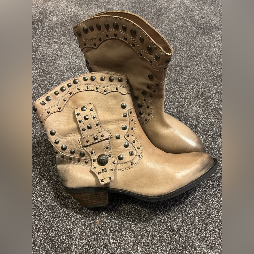 VINCE CAMUTO Studded Tan Ankle Boots; 2” heel: Sz9/39
